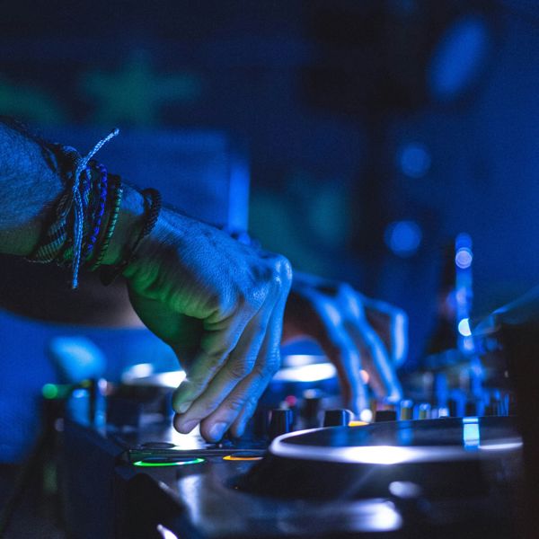 Romina Veliz Dgkjzomjys4 Unsplash DJ